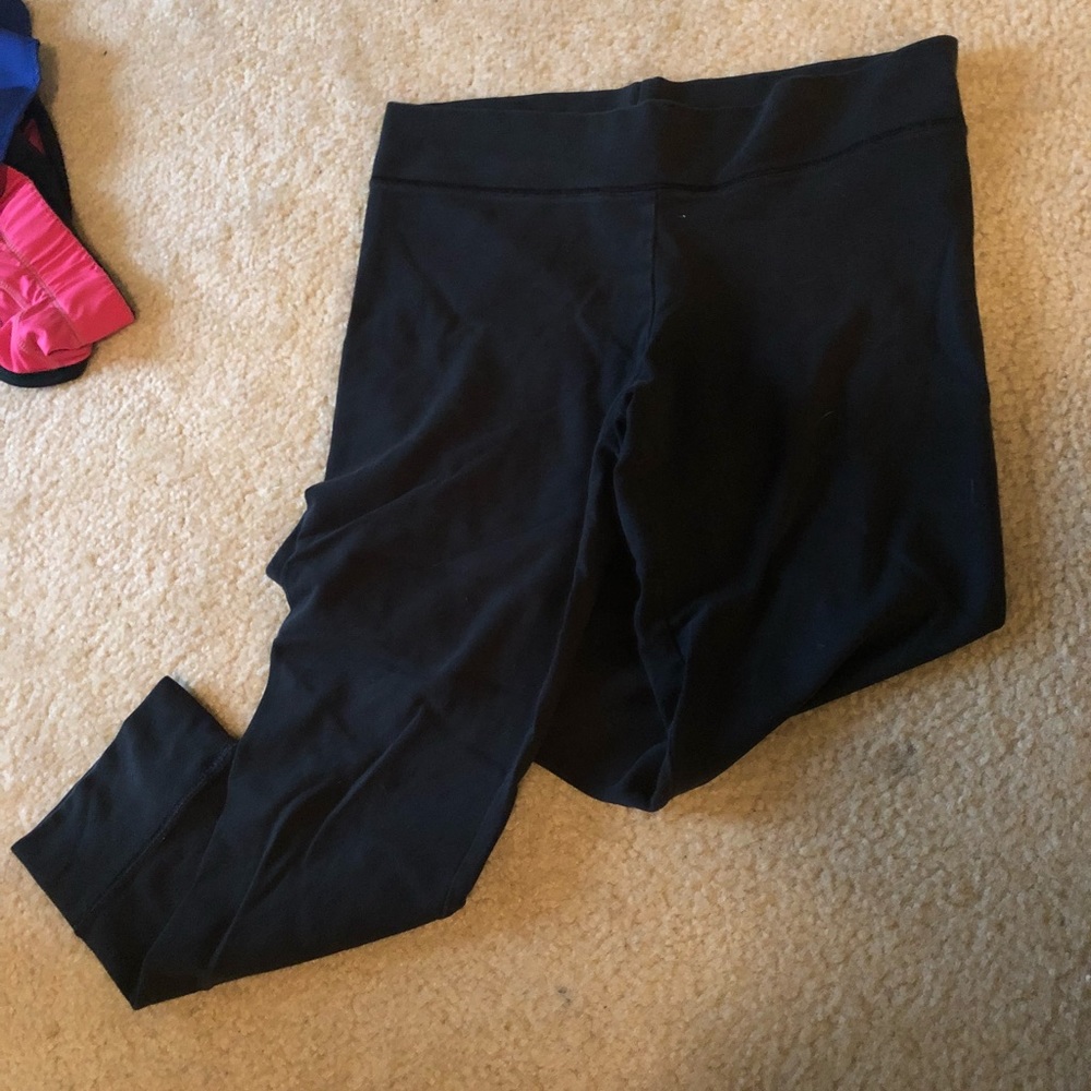 Plain black leggings. Capri.